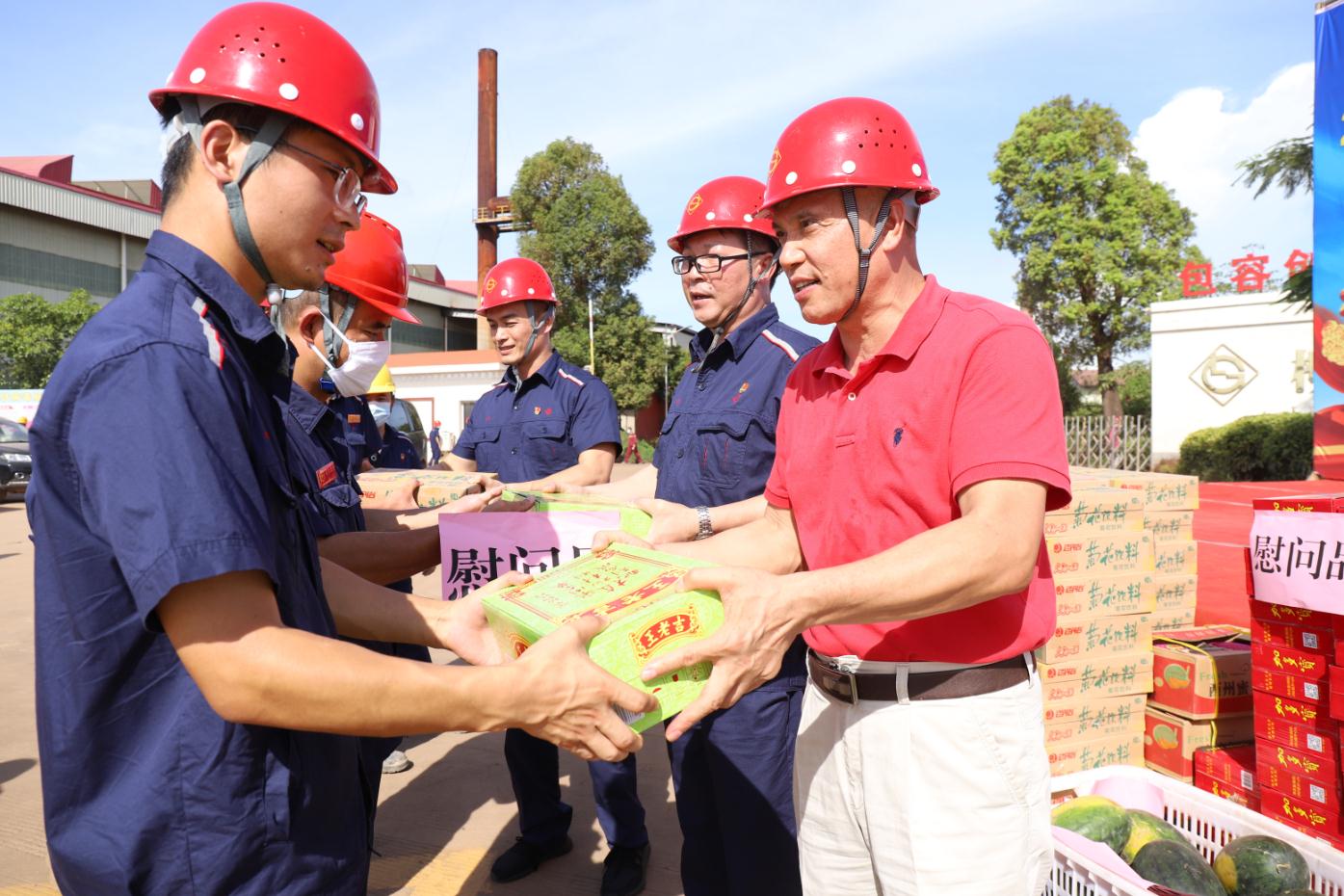 暖心！柳州市總工會(huì)、柳鋼集團(tuán)工會(huì)送來(lái)陣陣清涼